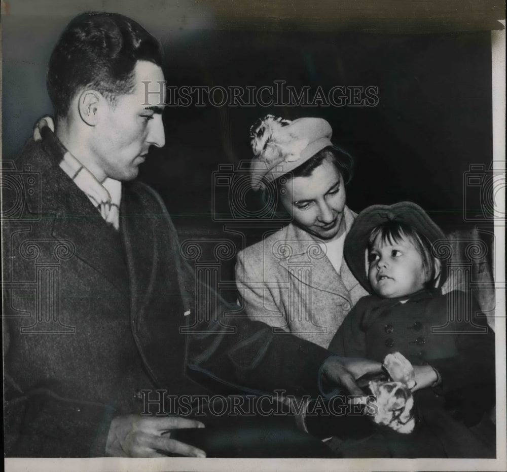 1950 Mr &amp; Mrs Wagner With Janet Age 3 Who is Seriously Ill - Historic Images