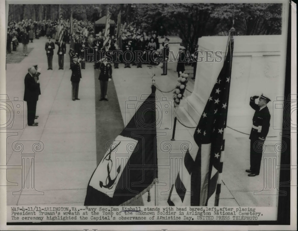 1962 Press Photo Navy Secretary Dan Kimball Placing Wreath Unknown Soldier Tomb - Historic Images