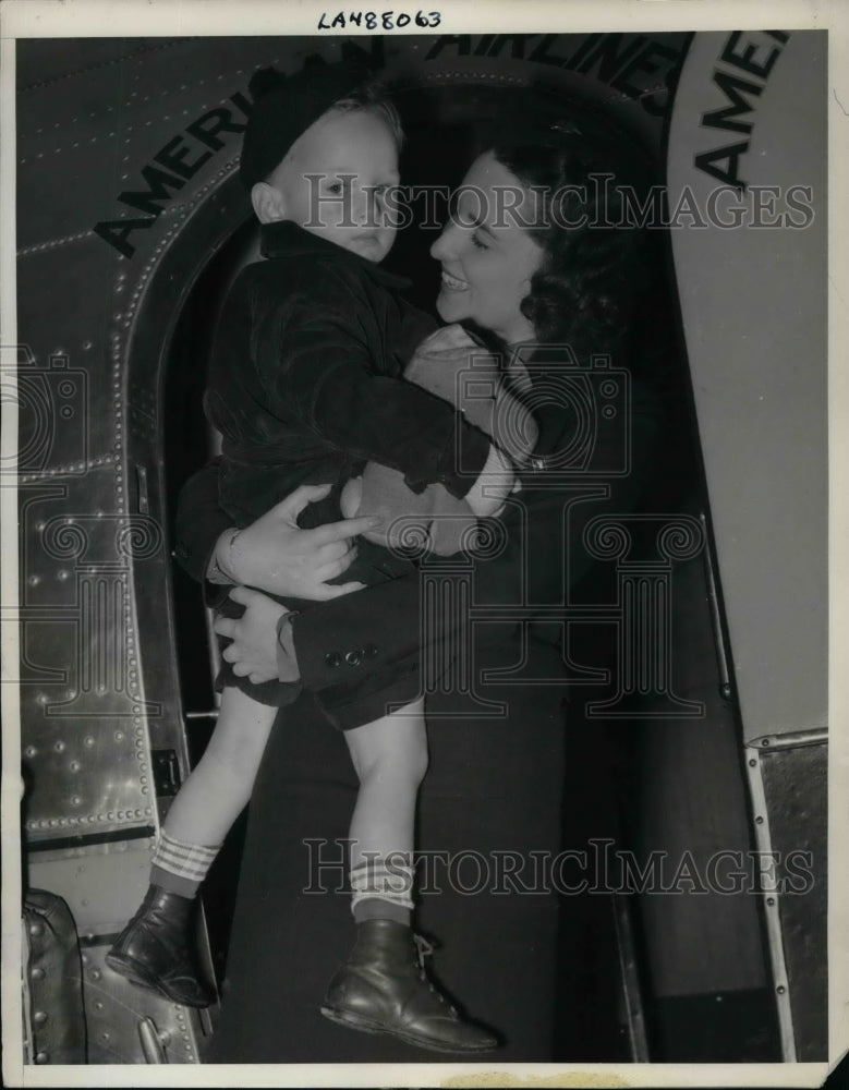 1939 Dickey Hanis & Stewardess Elizabeth Kissinger  - Historic Images