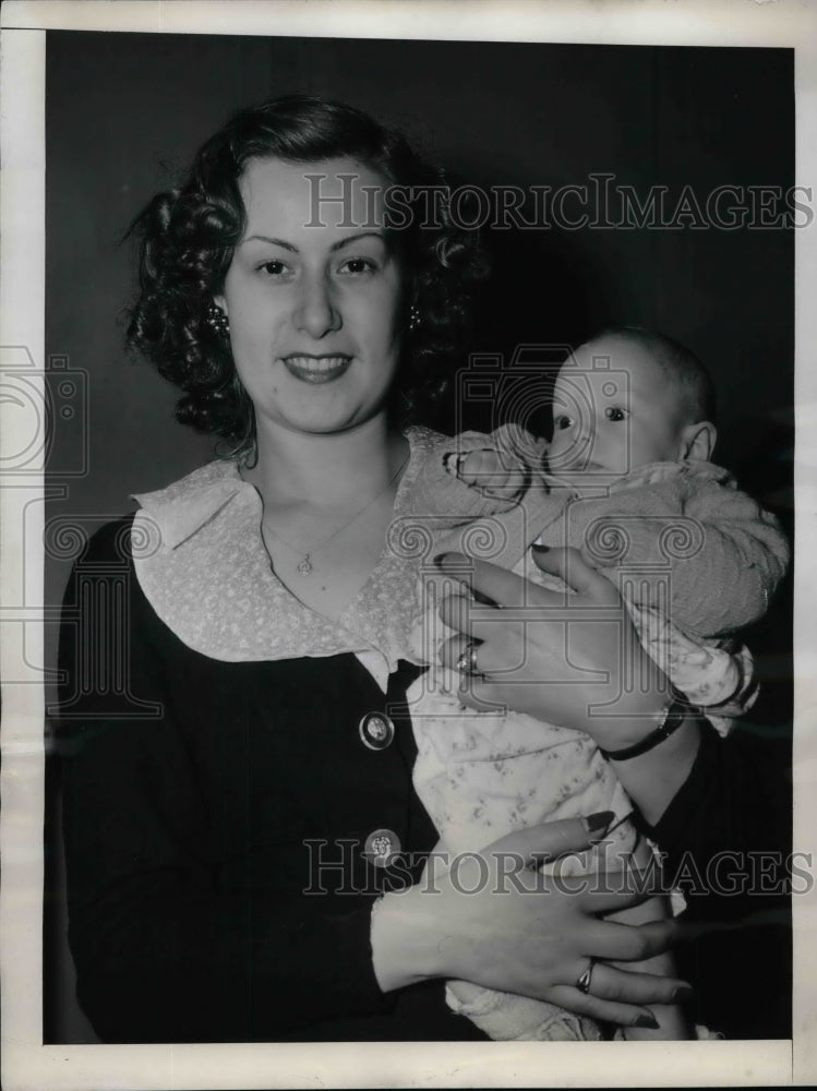 1946 Press Photo Theresa Schwartz &amp; Daughter Mary Coming from Italy to US - Historic Images
