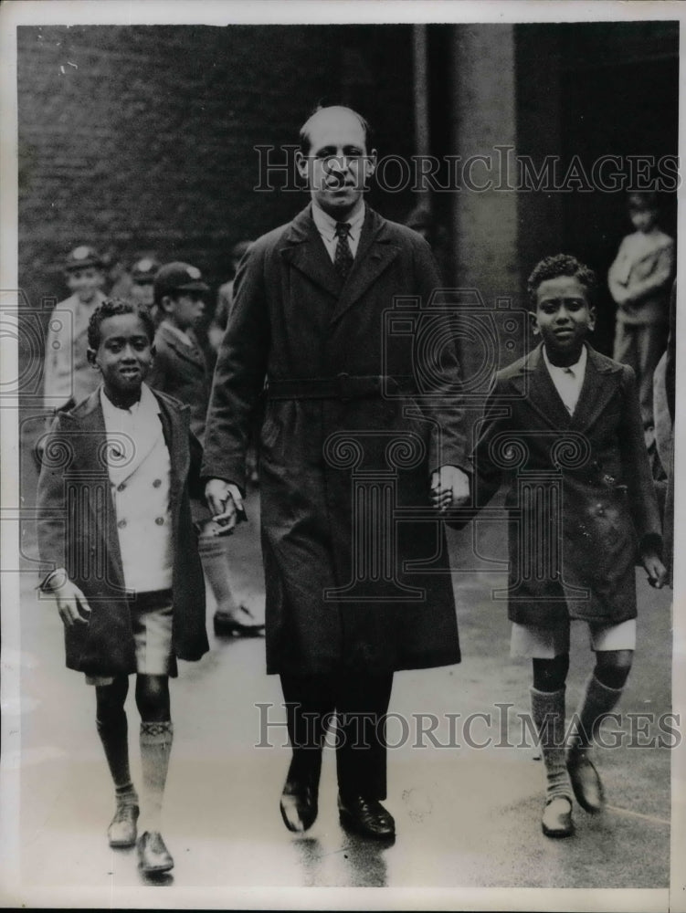 1935 Press Photo John and Charles, sons of Dr. Asaj Martin, in London-Historic Images