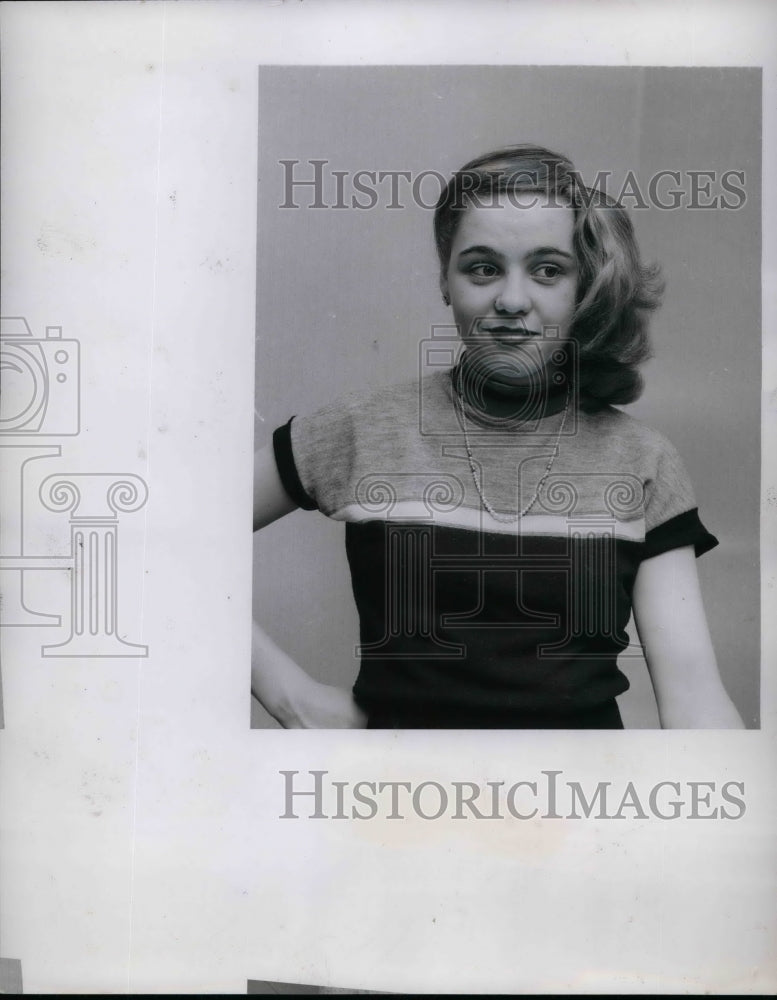 1954 Press Photo Over-the-top coiffure for girl who loses left earring - Historic Images