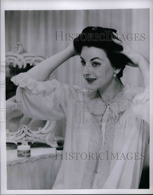 1954 Press Photo A woman massaging her scalp - Historic Images