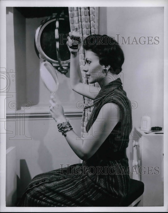 1954 Press Photo Care of hair while on ship trip - nea58703-Historic Images