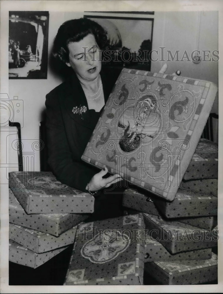 1957 Press Photo Diana Hornby, Bishop&#39;s Cushion for worshippers to kneel on - Historic Images