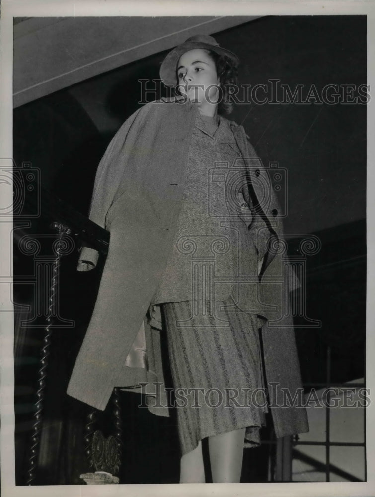 1938 Press Photo Margaret Hurran Models Tweed Suit at Ritz-Carlton Hotel - Historic Images