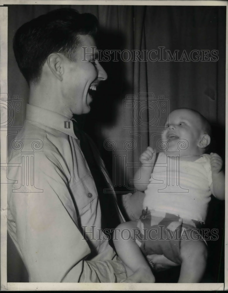 1944 Press Photo Lieut. Thomas Wheaton with his son Tommy II - nea58785-Historic Images