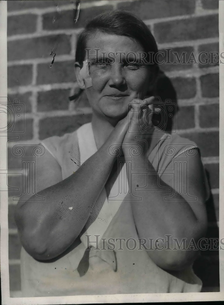 1932 Mrs. Nellie Kumler after being questioned by police  - Historic Images