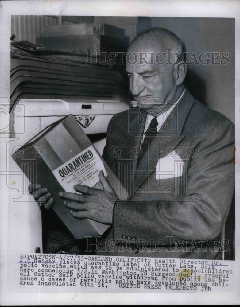 1955 Press Photo Health director Dr. J.C. Ceiger at cutter labs - Historic Images