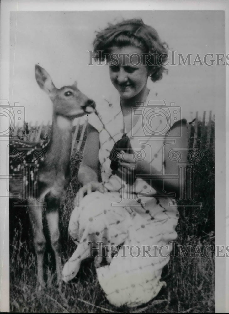 1938 Edwina Keyser with a deer  - Historic Images