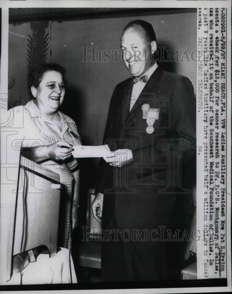 1947 Press Photo VFW ladies Aux Pres. Mrs. Pat Kveton with Dr. P.O. Montgomery - Historic Images