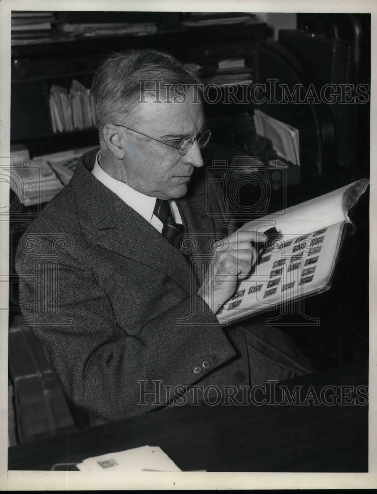 Press Photo Alvin Goov of Cleveland Stamp Expert &amp; Dealer - nea58837 - Historic Images