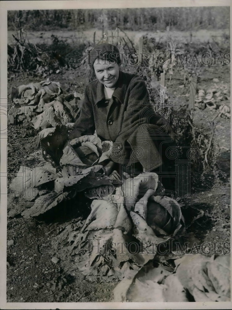 1936 Press Photo Mrs Schuler works in her &quot;hip garden&quot; - nea58859-Historic Images