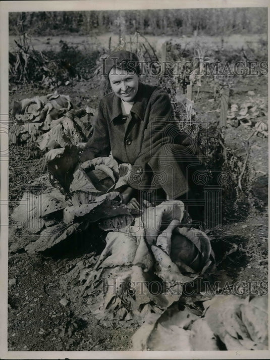 1936 Press Photo Mrs Schuler works in her "hip garden" - nea58859-Historic Images