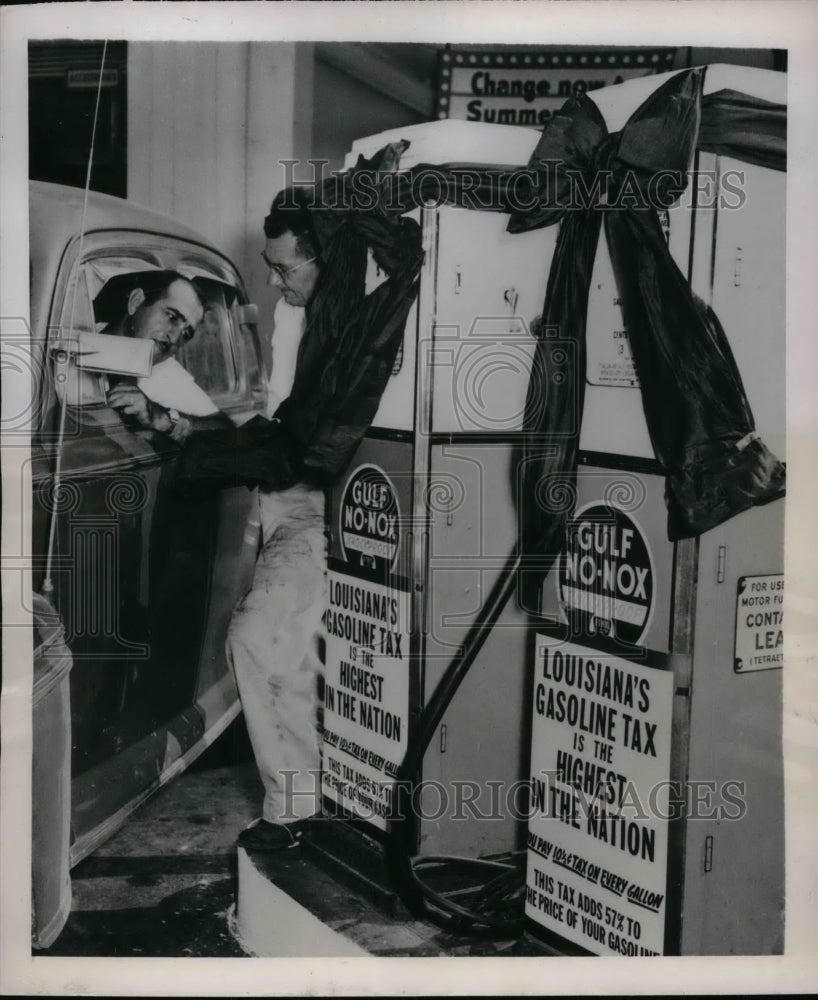 1949 Press Photo Motorist pulls in front of gas pump decorated for Black Tuesday - Historic Images