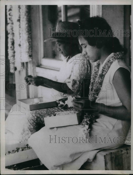 1934 Press Photo Girls weaving Leis for President Roosevelt's upcoming trip-Historic Images