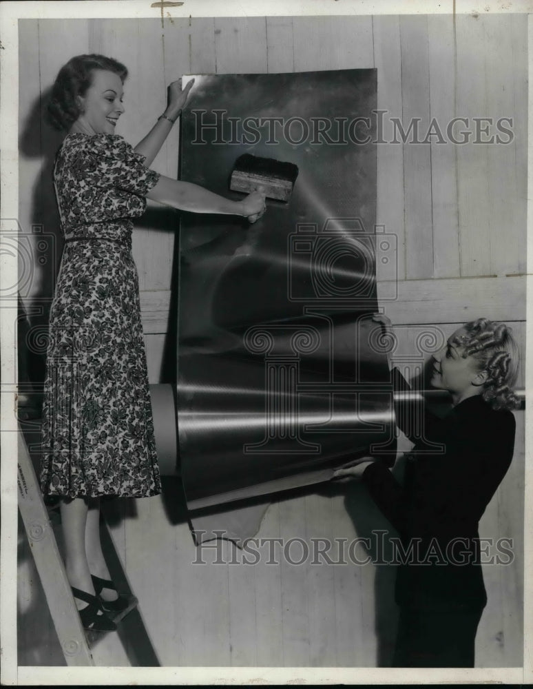 1938 Press Photo Ruth Williamson and Catherine Charolla With Steel Wall Paper - Historic Images