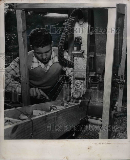 1949 Press Photo Johnny Clive Williams with his ingenious farm device - Historic Images