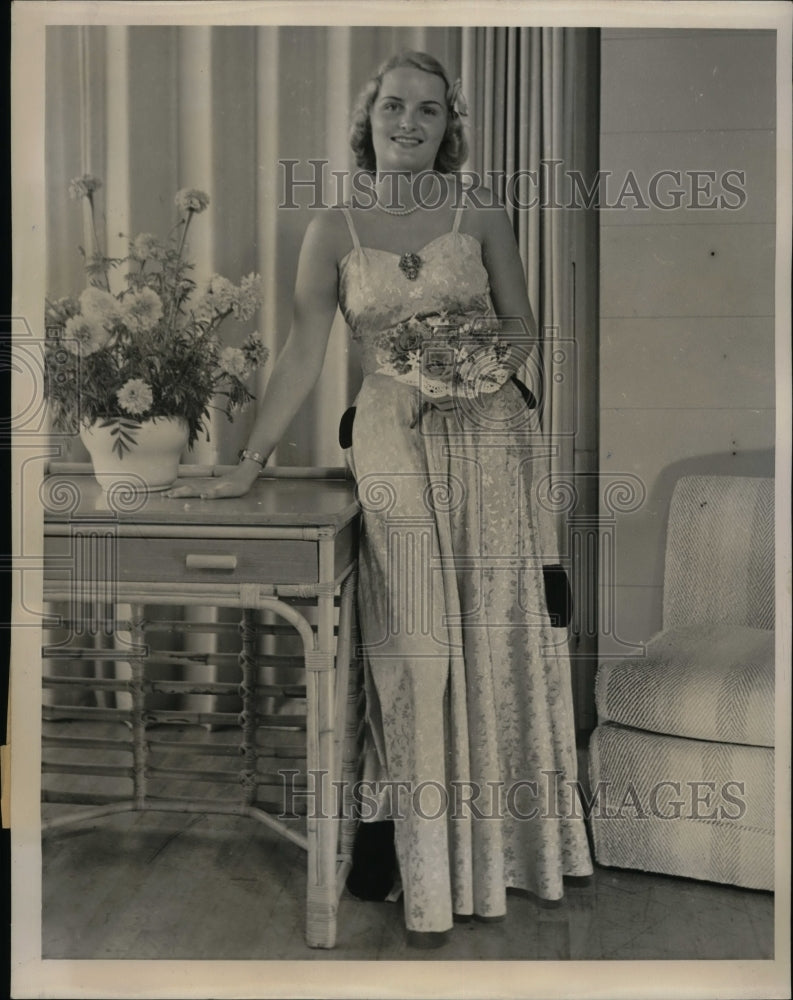 1940 Peggy McManus, Debutante in Los Angeles  - Historic Images