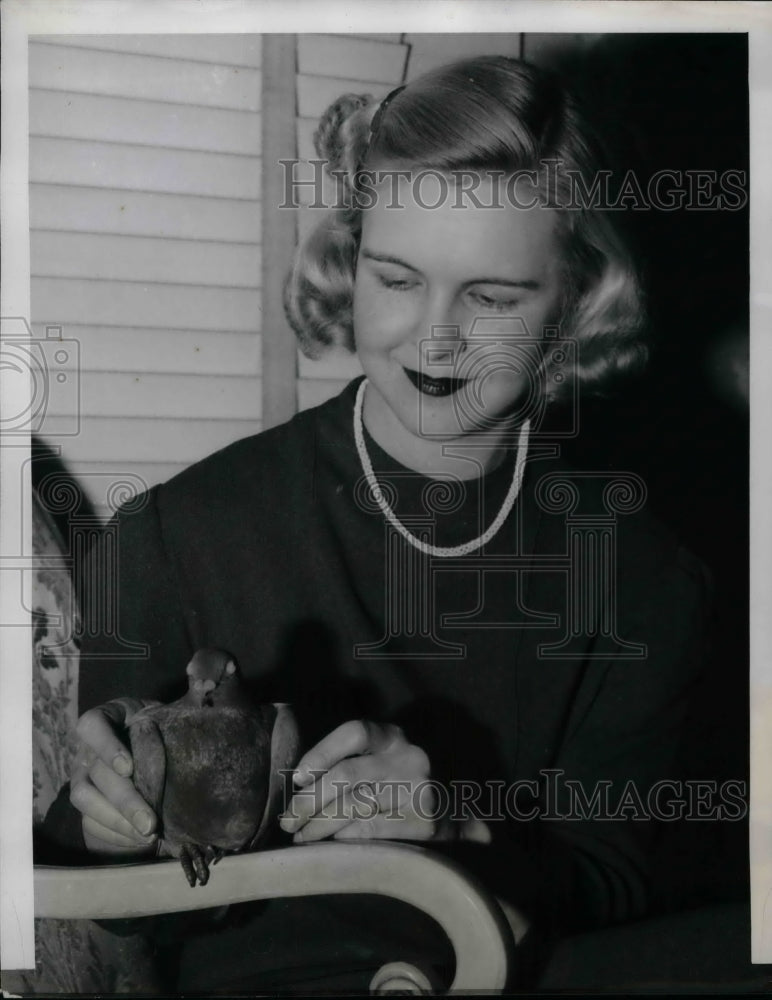 1940 Mrs T.P. McAteer of Atlanta with Carrier Pigeon  - Historic Images