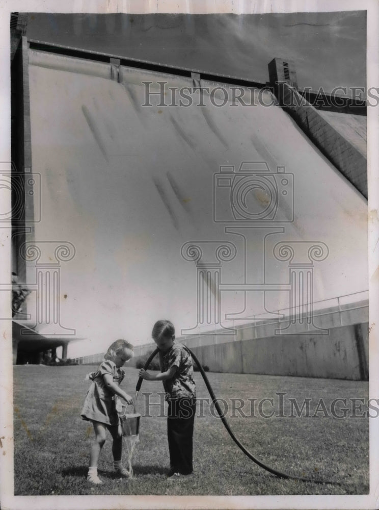 1952 Press Photo Carla Benoit, Brother Terry, Shasta Dam in California - Historic Images