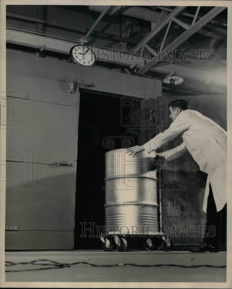 1949 Press Photo Robert Sterling, Chemist That Invented Niew Foam, Loads Barrel - Historic Images