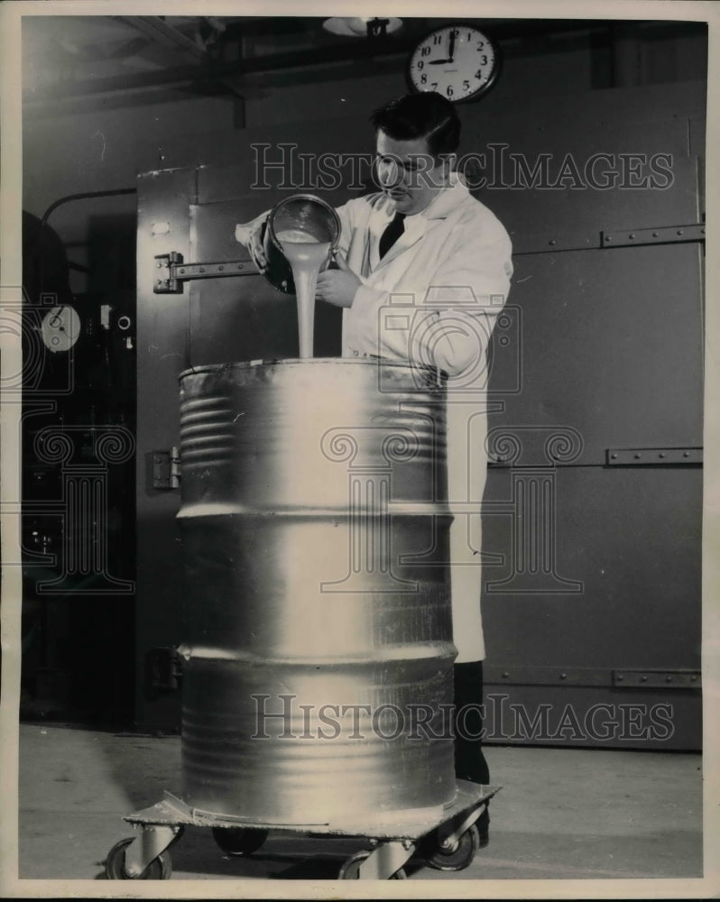 1949 Press Photo Robert Sterling, Inventor, Pours Resin Into A Barrel - Historic Images
