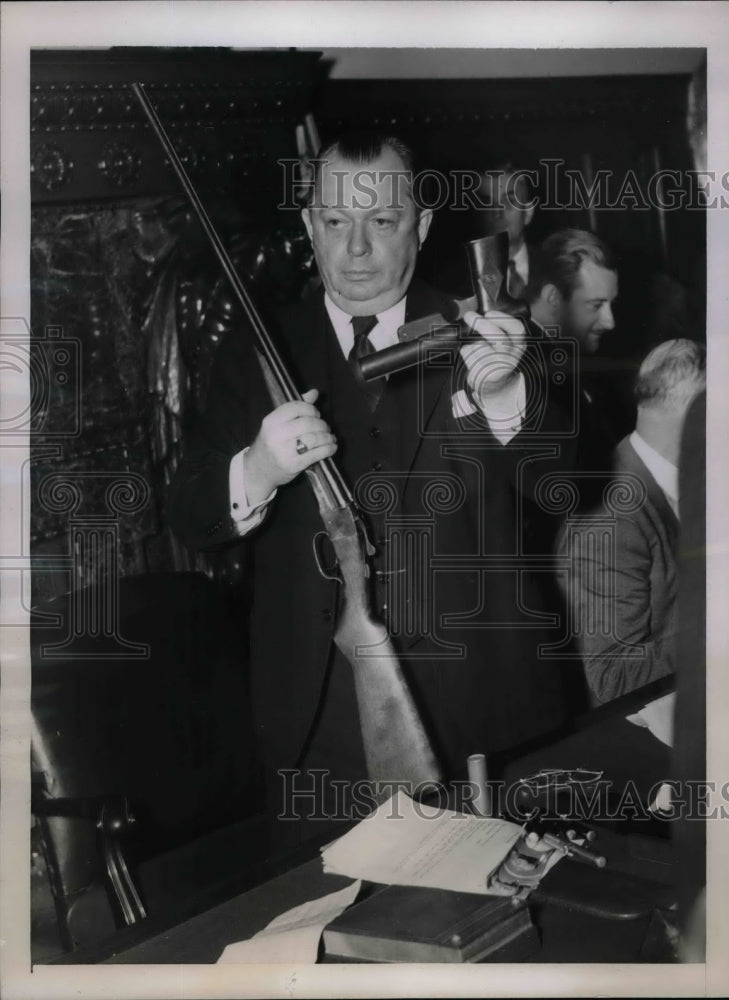 1937 Mayor S. Davis Wilson Gas and guns found in car  - Historic Images
