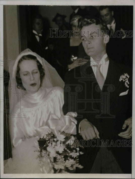 1935 Press Photo Mr. & Mrs. Frederich Hays Leaving Church after Wedding-Historic Images