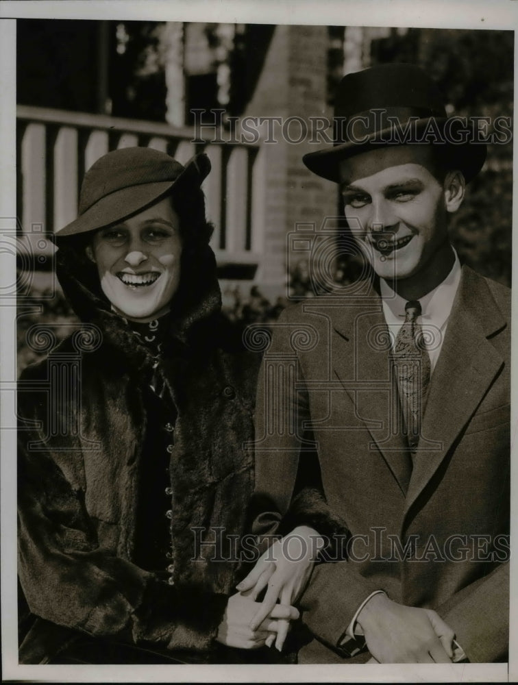 1935 Press Photo Mr. &amp; Mrs. F. H. Warren Prior to Wedding - nea59219 - Historic Images