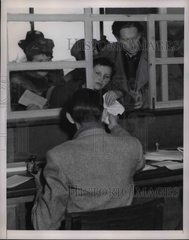 1949 Press Photo Europe Refugees at Lydia Airport&#39;s Passport Office - Historic Images