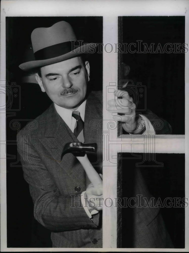 1945 Press Photo Governor Thomas Dewey with Hammer and Nail Fox Hills Terminal - Historic Images