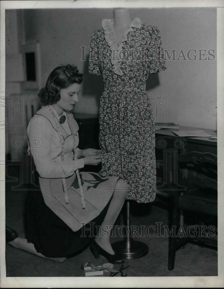1943 Press Photo Mary Rath, Dressmaker - nea59256 - Historic Images