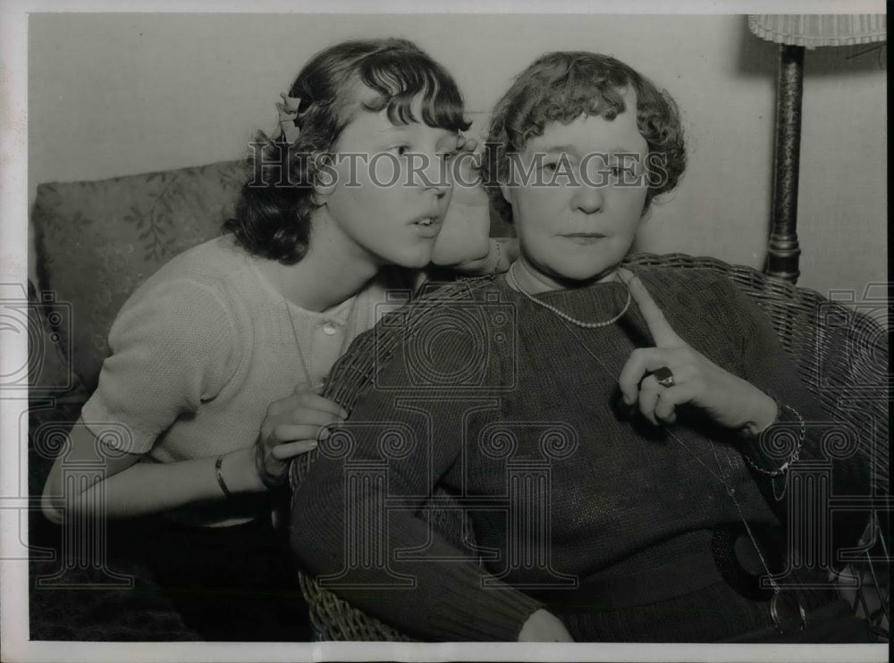 1937 Mrs. Josephine Jaumans and daughter visit doctor ticking in - Historic Images