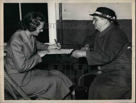 1923 Press Photo Sw ohn Mrs. Helen Sinram Relief Worker - nea59271 - Historic Images