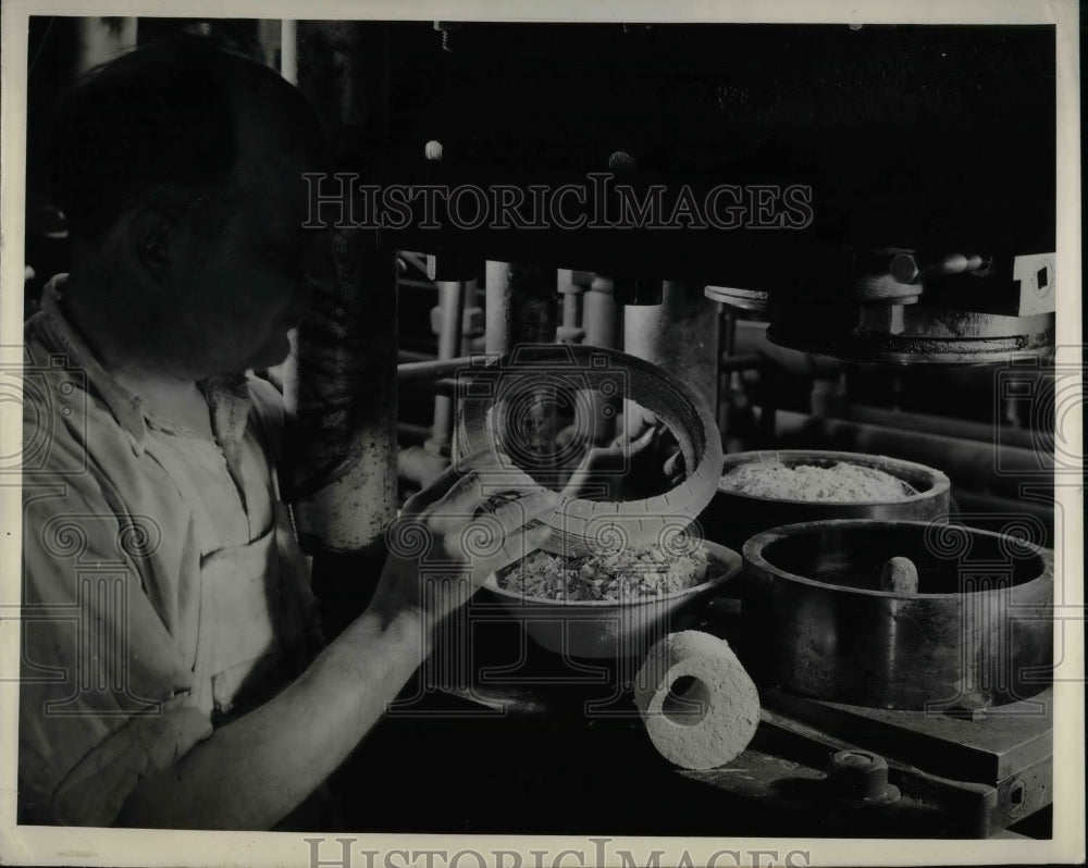 1939 Press Photo Step in Making Plastic Magic - nea59287 - Historic Images