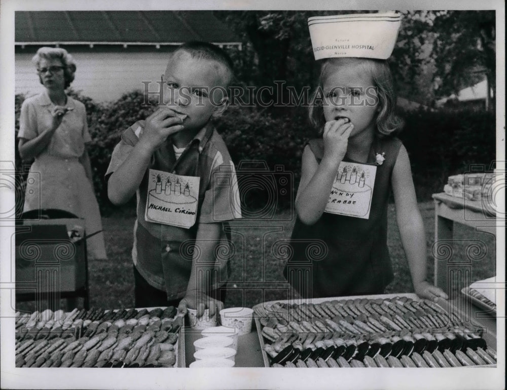 1967 Wendy Grabbe &amp; Michael Cirino Eat Cookies &amp; Lemonade - Historic Images