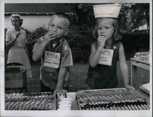 1967 Wendy Grabbe & Michael Cirino Eat Cookies & Lemonade - Historic Images
