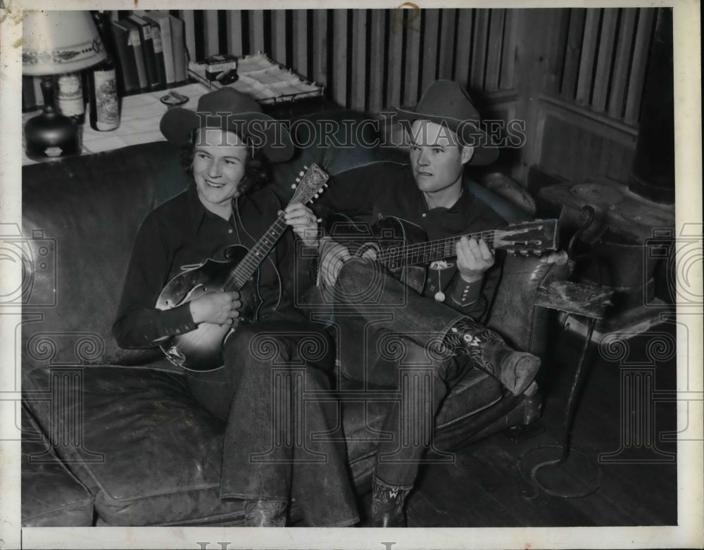 1939 Press Photo Mr. and Mrs. Robert White Playing Music - Historic Images