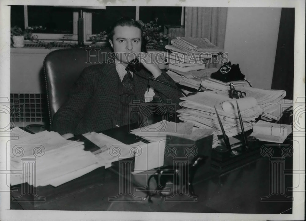 1941 L. Meleelfe Walling at his desk  - Historic Images