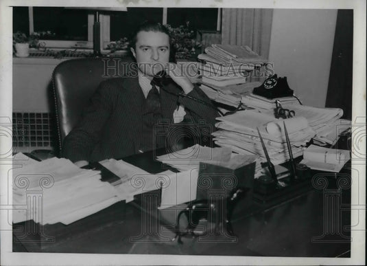 1941 L. Meleelfe Walling at his desk  - Historic Images