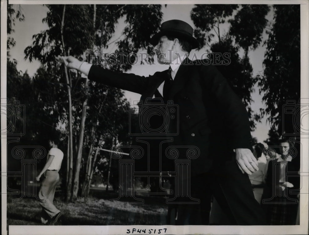 1938 Press Photo Dr. Ray Wilbur playing horseshoes at Stanford U. Field Day - Historic Images