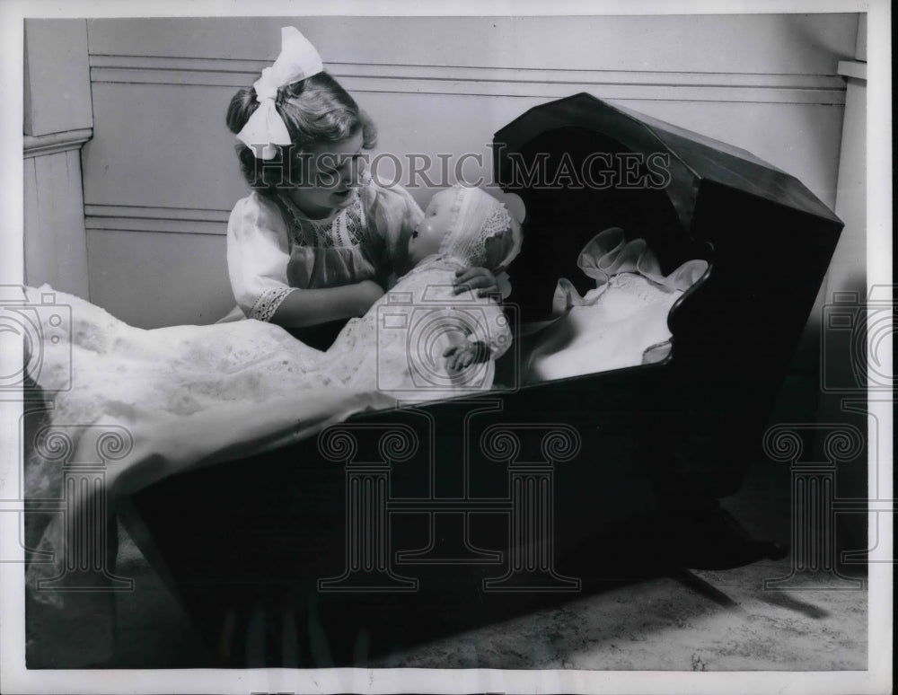 1957 Press Photo Jody Dunn trying out crib from George Washington&#39;s family - Historic Images