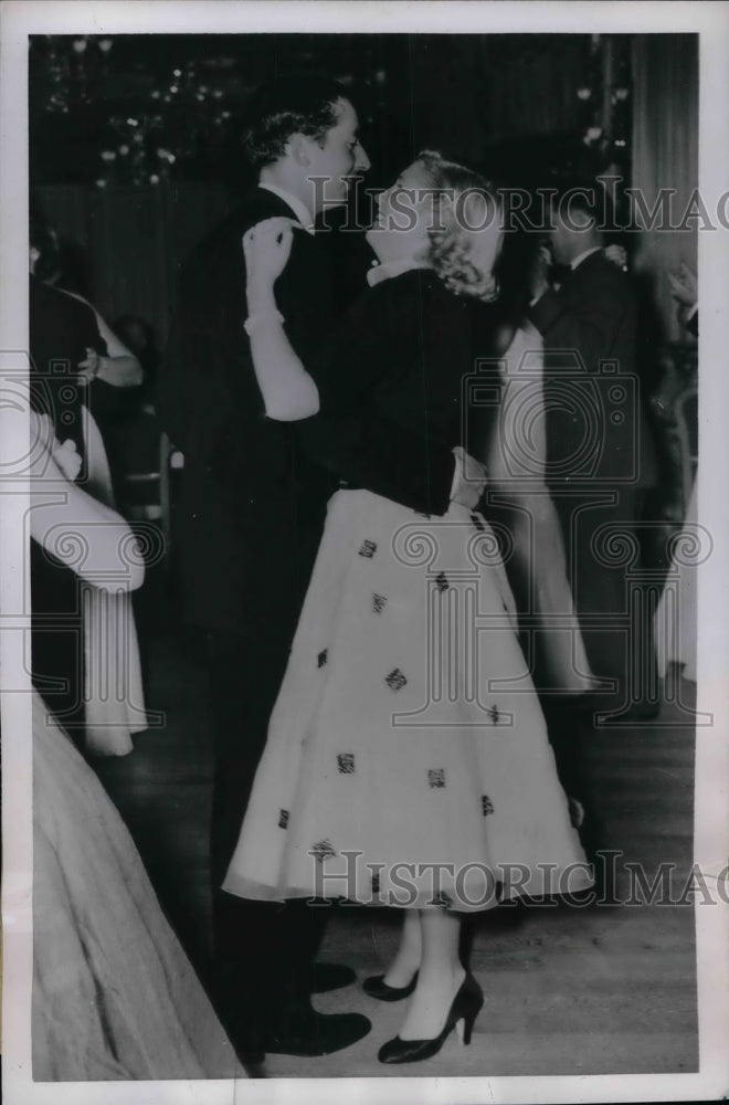 1952 Press Photo Billy Wallace dances with Sharman Douglas at the Charity Ball - Historic Images