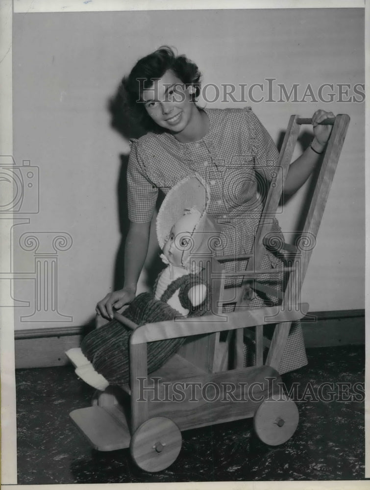 1943 Press Photo Barbara Wilson with Tot N Shop - nea59484 - Historic Images