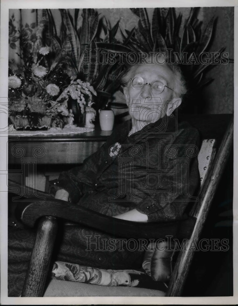 1960 Miss Mary Bains Operates Rains Hotel at Age 95  - Historic Images