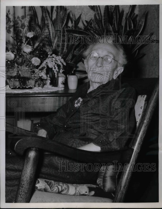 1960 Miss Mary Bains Operates Rains Hotel at Age 95  - Historic Images