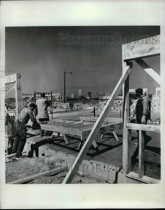 1969 Press Photo Construction Garden Apartment Low-income Families in Atlanta - Historic Images