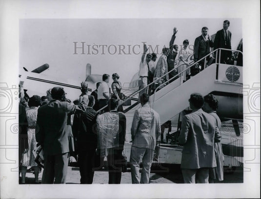 1963 Press Photo US Peace Corps Peace Corpsmen Exmpaning - nea59667 - Historic Images