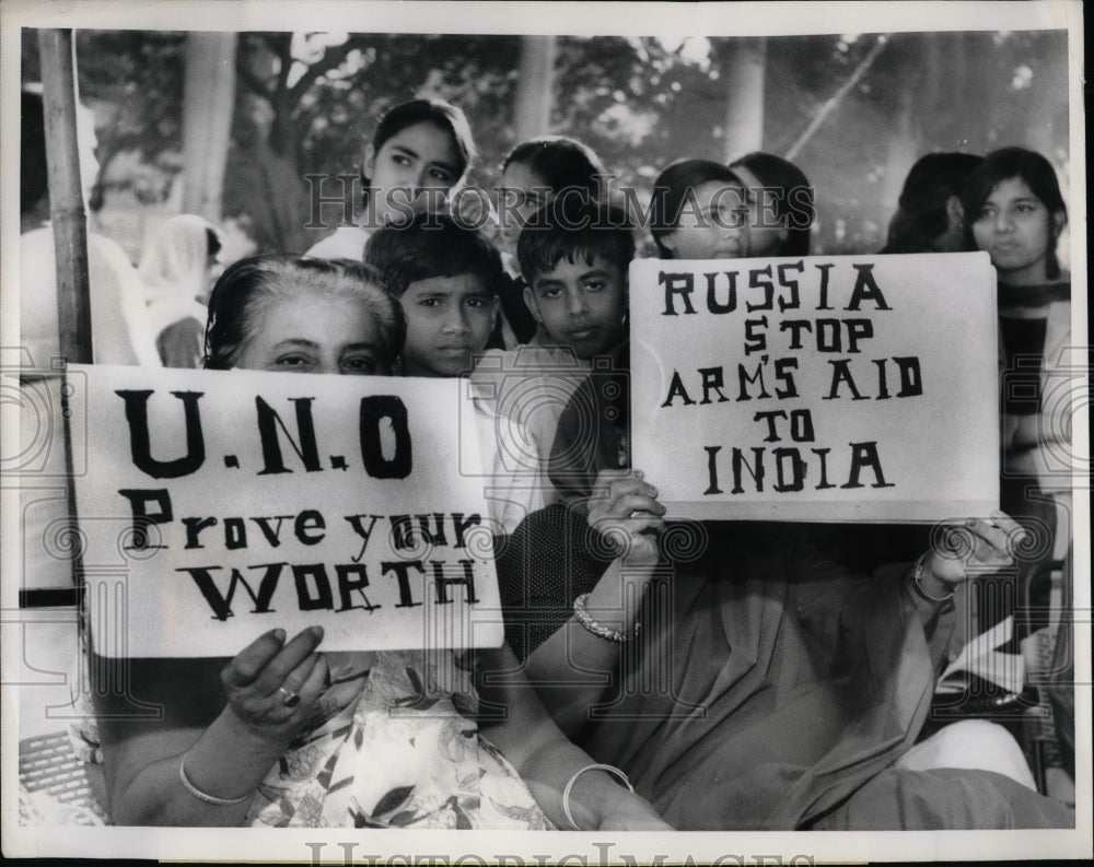 1971 Women in Karashi Demonstrate against Naked Indian Agression - Historic Images